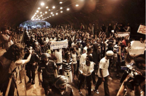 Protesters following the burial of DG. Photo by Mídia NINJA