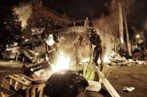 Residents of Morro dos Macacos protest and barracade roads after 8 year old boy was shot in the head during a shootout between UPP and drug gang. Photo by Mídia NINJA