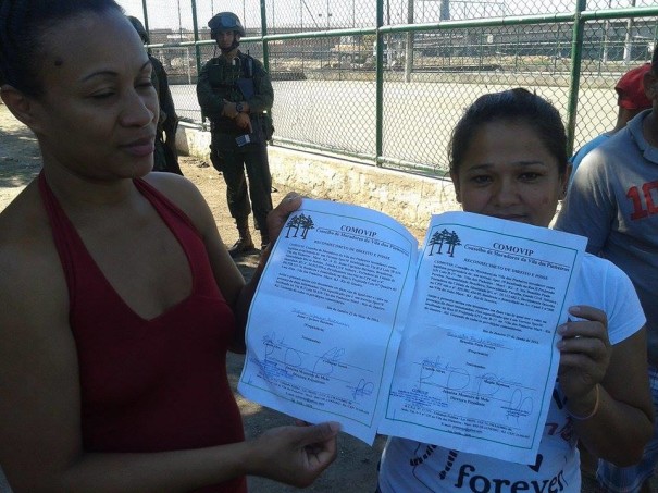 Jeane on the left, with Benedita, another evicted resident, with their ownership documents; Photo by Eliano Félix