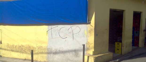 Pichação em parede no Complexo feita por policiais da UPP. 
