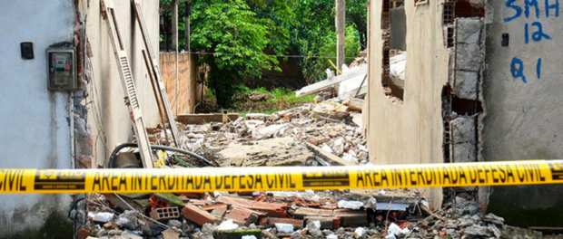 Ruins and a marked home in Vila Autódromo, photo from Catalytic Communities flickr