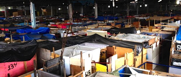 The warehouse of the old textile factory has been full to the brim with shacks since March (Photo by Henrique Coelho/G1) 