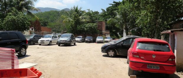 Muitos dos terrenos em que houve demolição em Vila Autódromo agora são utilizados como estacionamento por operários das Olimpíadas.