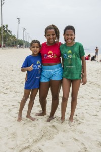 Janara Siqueira, who took part in the summer camp as a child, with her children Raí and Raíssa.
