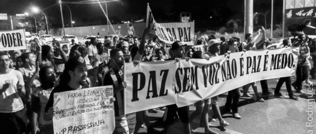 The community takes to the streets to protest against violence in Maré