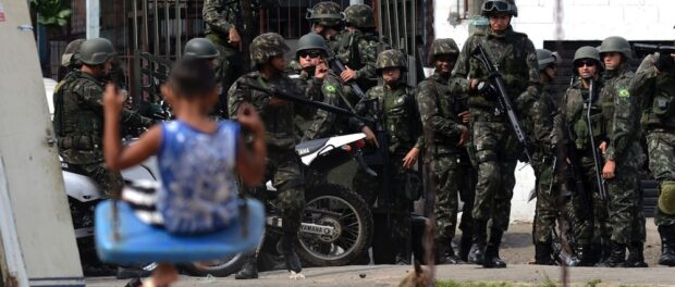Military soldiers patrol the Maré complex. Photos by Notícias.uol.com