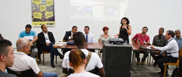 Eliana discusses public security with community leaders, residents and public officials in an event organized by Redes. Photo by Redes da Maré