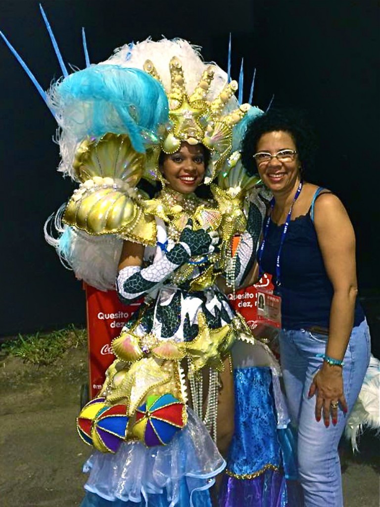 Roberta poses with her aunt right after GRES Portela parade.