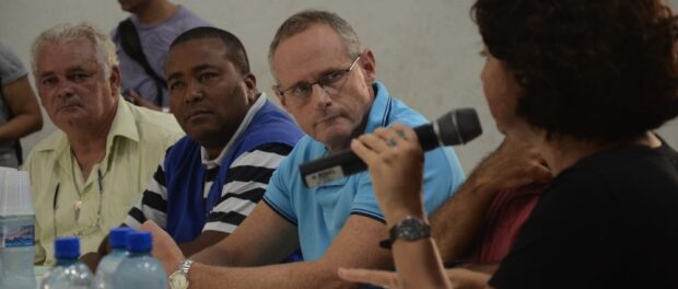 Beltrame listens to Eliana during a public meeting in Maré in April 2014. Photo by O Globo