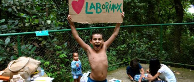 Criança com placa "Eu amo o Laboriaux"