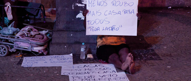 "Less stealing, more housing for all," reads the sign by a CEDAE occupier. Photo: Katja Schilirò