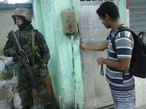 Resident encounters soldier at his doorstep. Photo: Miriane Peregrino
