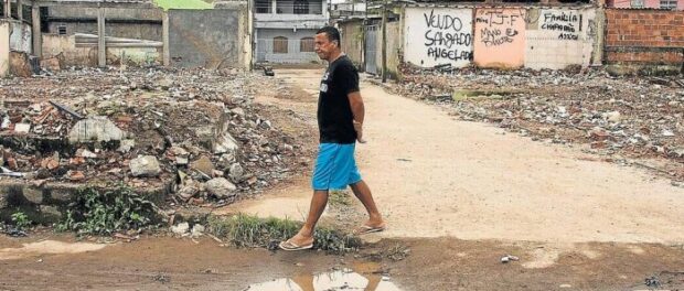 Resident of Vila Autódromo, Luiz Cláudio Silva walking through the community – Antônio Scorza / Globo Agency Resident of Vila Autódromo, Luiz Cláudio Silva, walking through the community. Photo by Antônio Scorza / Globo Agency