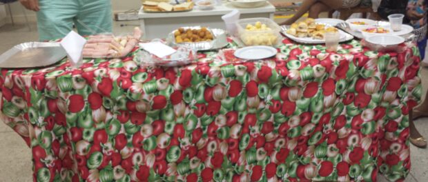 Women offered breakfast to people who attended the meeting.