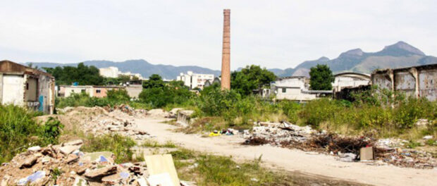 The site has accumulated a great deal of debris and garbage, dumped by trucks coming in from outside. Photo: Betinha Casas Novas