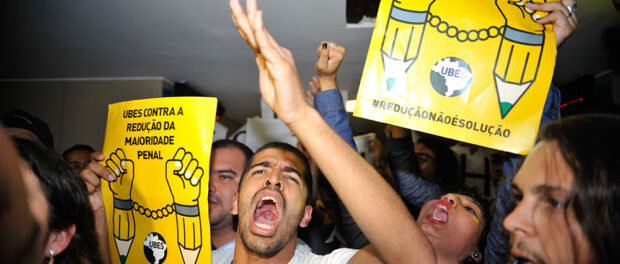 Protesters against lowering the age of criminal responsibility protest in Brasilia. Photo: Fabio Rodrigues Pozzebom/Agência Brasil