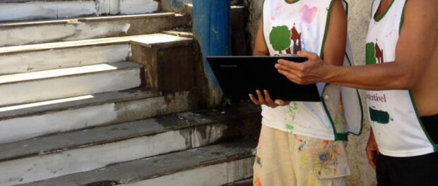 Aline and Alexandre read Providência project plans