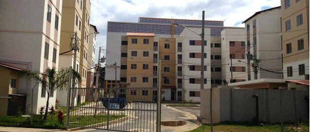 Entrada de condomínio no Bairro Carioca: muros e cercas delimitam espaços e renovam estigma, aponta socióloga