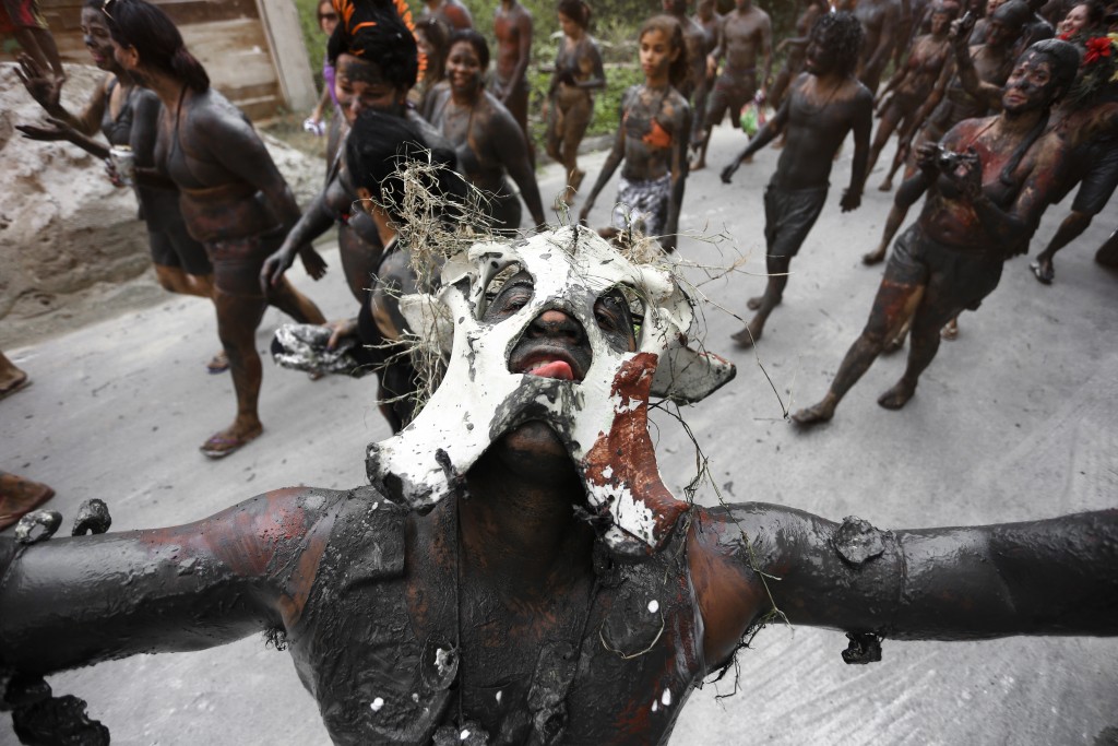 Ratão Diniz, “Mud Block” – adding to the black mud, people traditionally wear bone masks and costumes (09/02/13).