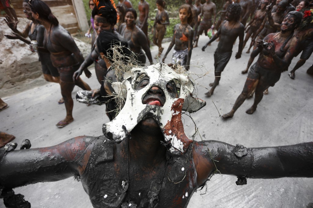 Ratão Diniz, “Mud Block” – adding to the black mud, people traditionally wear bone masks and costumes (09/02/13). Ratão Diniz, “Mud Block” – adding to the black mud, people traditionally wear bone masks and costumes (09/02/13).