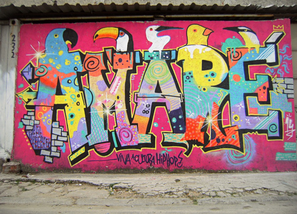 Graffiti wordplay on 'love' (amar) and 'Maré'. Graffiti wordplay of 'love' (amar) and 'Maré'.
