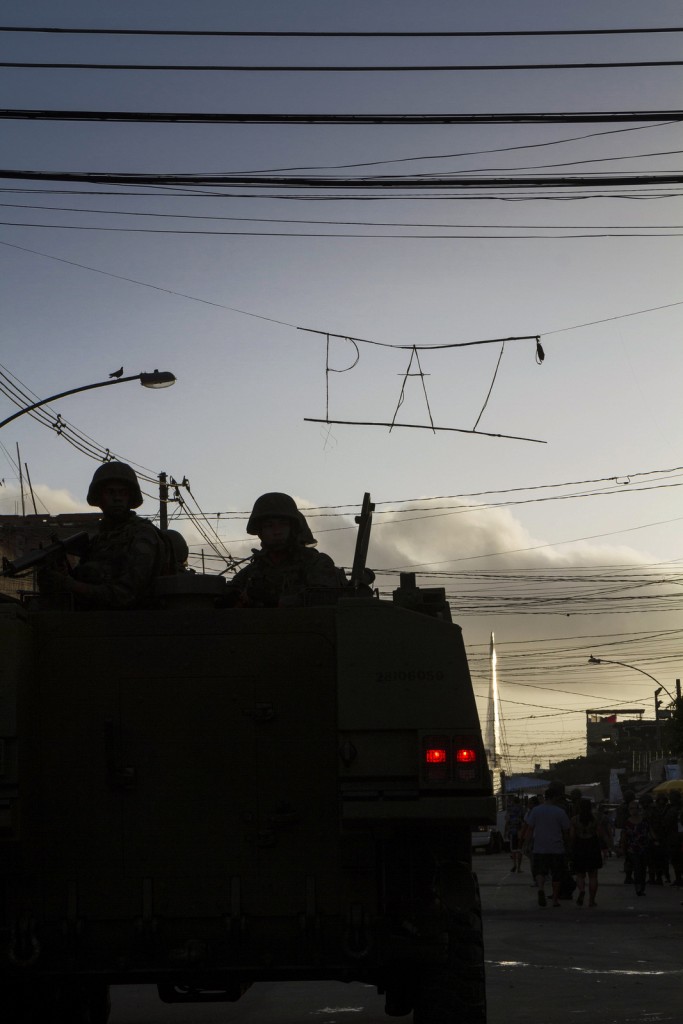 Dawn during the army occupation of Maré, with the word ‘paz’ (peace) hanging from the power lines. Photo by Luiz Baltar, April 5, 2014.