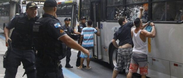 Copacabana residents attack a bus destined for the North Zone. 
