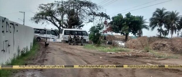 A section of Vila Autódromo was blocked off by the Municipal Guard, preventing some residents from moving freely through the community. Photo from Vila Autódromo community Facebook page on.fb.me/1W9NoAE