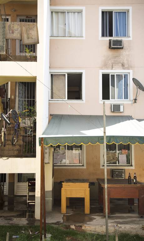 An apartment turned into a bar in the Jardim de Palmeiras condominium in Rio. Photo by Mônica Imbuzeiro/Agência O Globo