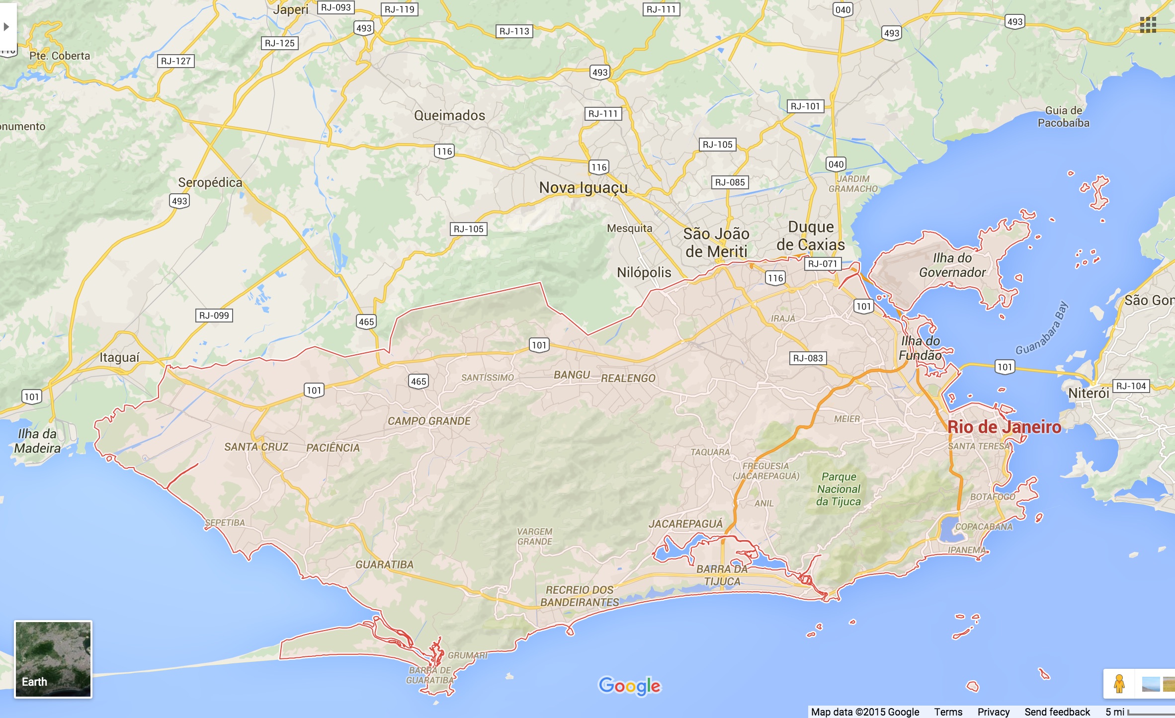 Guanabara Bay to the right in relation to the municipality of Rio de Janeiro (outlined in red)
