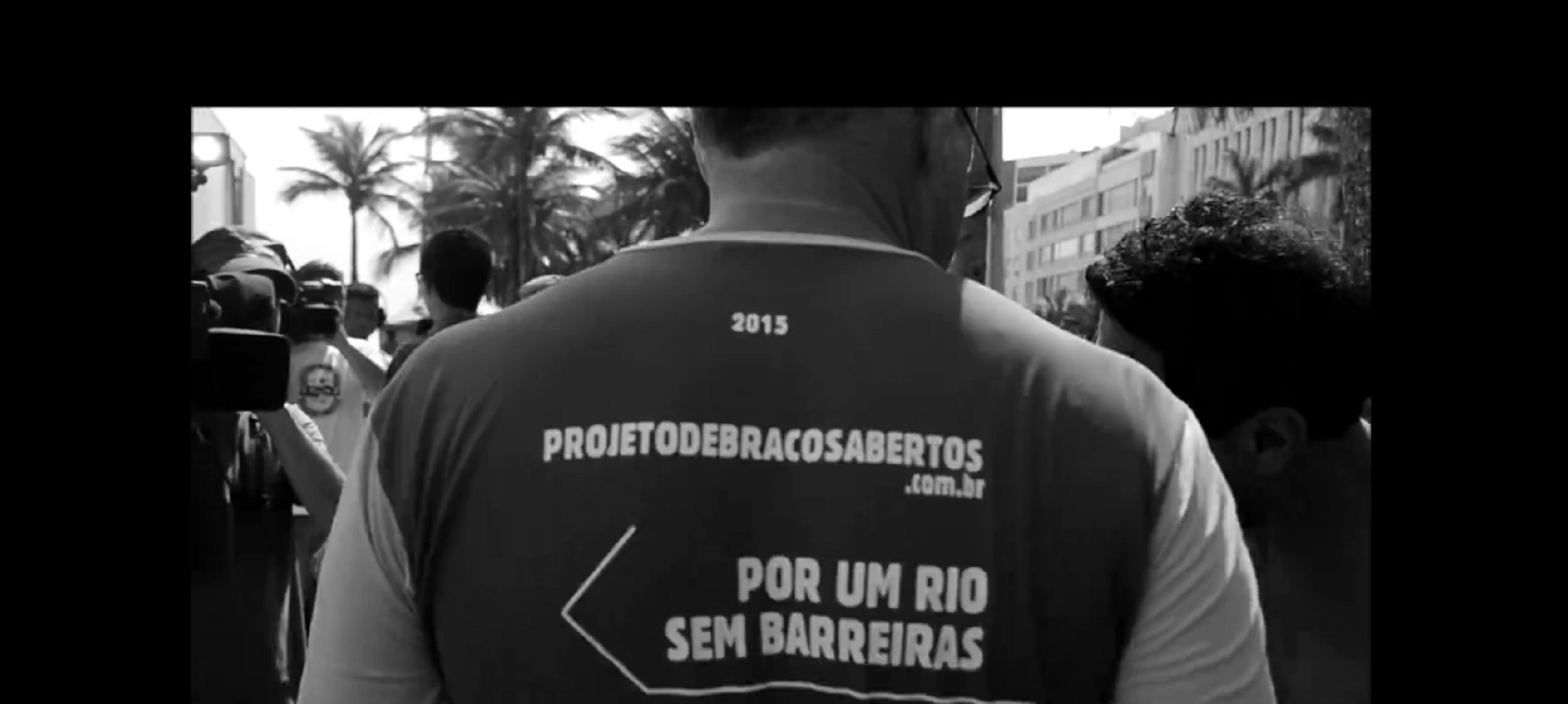 Secretary Beltrame with the t-shirt cited in the text. Image: Hare Brasil - Coletivo Carranca