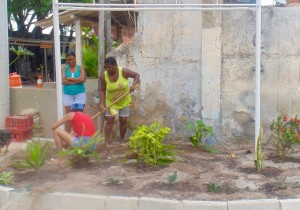 Residents restoring garden at new entrance to Vila Autódromo