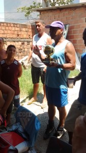 Luiz Claudio Silva awarding the trophy