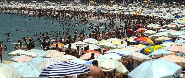 People flock to the beach at Ipanema to stay cool on the last day of 2014. Photo by Fernando Frazão / Agência Brasil 
