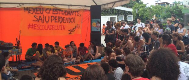 Student organizers of the recent São Paulo school occupations discuss their experiences with high school and college students from Rio's student movements. 