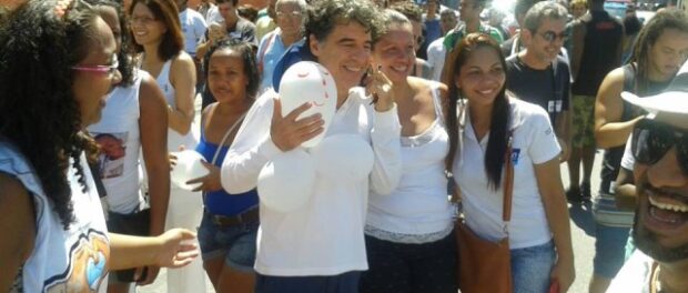 Actor Paulo Betti was also at the protest at Complexo do Alemão. Around 1,000 people gathered at Praça de Inhaúma. Photo by resident/via WhatsApp