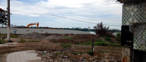 The new white wall runs to banks of the lagoon, dividing one strip of Vila Autódromo along the waterfront from the rest of the neighborhood