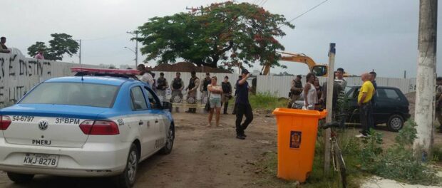 House was surrounded by armed municipal guards, police cars, Sub-Mayor Alex Costa, M, R, and bulldozers