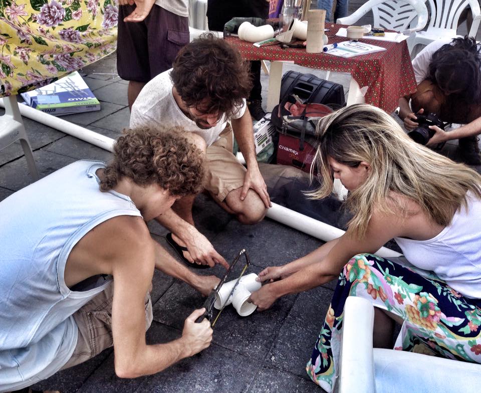 Rainwater collection workshop by the Águas de Março collective. Photo from Se a Cidade Fosse Nossa Facebook page