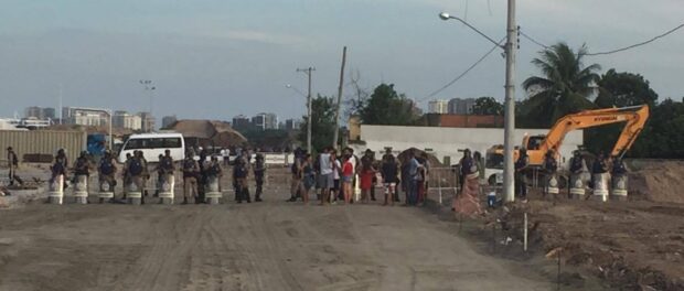 Municipal Guards lining up to demolish Heloisa Helena's home. Photo by Claire Lepercq