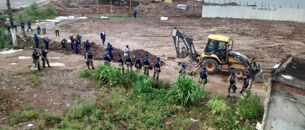 Shock troops reposition the wall, February 22, 2016. Photo from Vila Autódromo Facebook page.