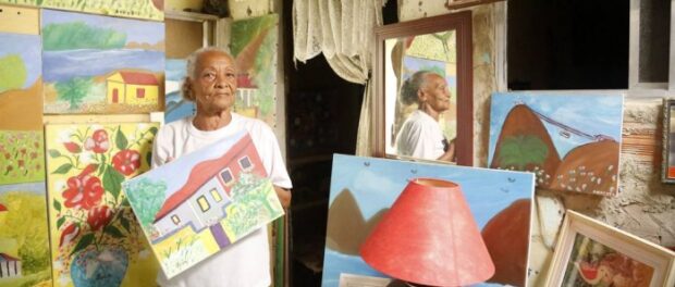 Tuca, at home, surrounded by her paintings: she also is talented in theater and music. Photo by Fabio Rossi/Agência O Globo