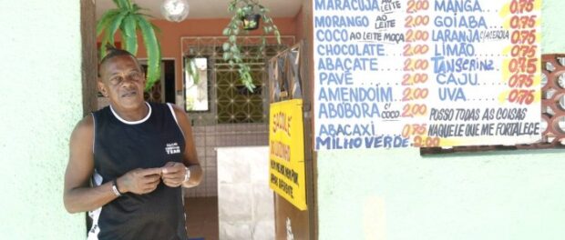 Luizinho organized parties in the 1990s; today, he sells popsicles from his home. Photo by Fabio Rossi/Agência O Globo