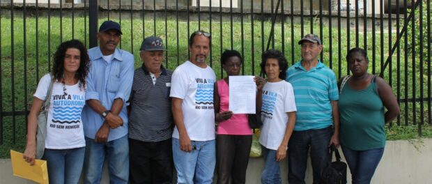 Vila Autódromo residents deliver demand to City Hall that Mayor discuss the upgrading plan with them in person.