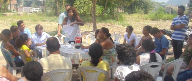 Community meeting after first meeting with the City. Photo from Vila Autódromo Facebook page