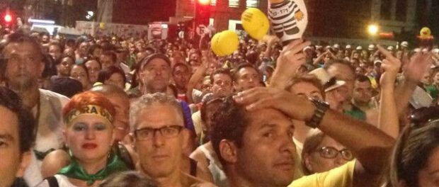 Millions of Brazilians stopped to watch the vote either at home or on the streets. Image by BBC Brasil