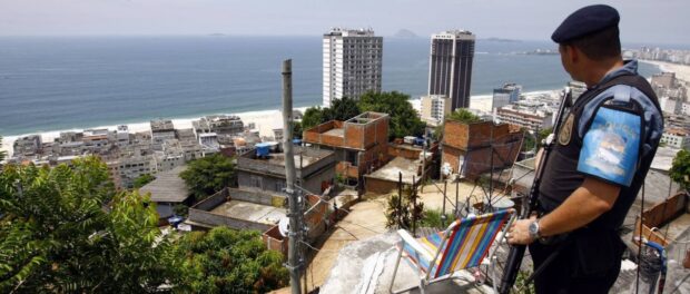 UPP police in Babilônia. Photo by Paulo Jacob/O Globo