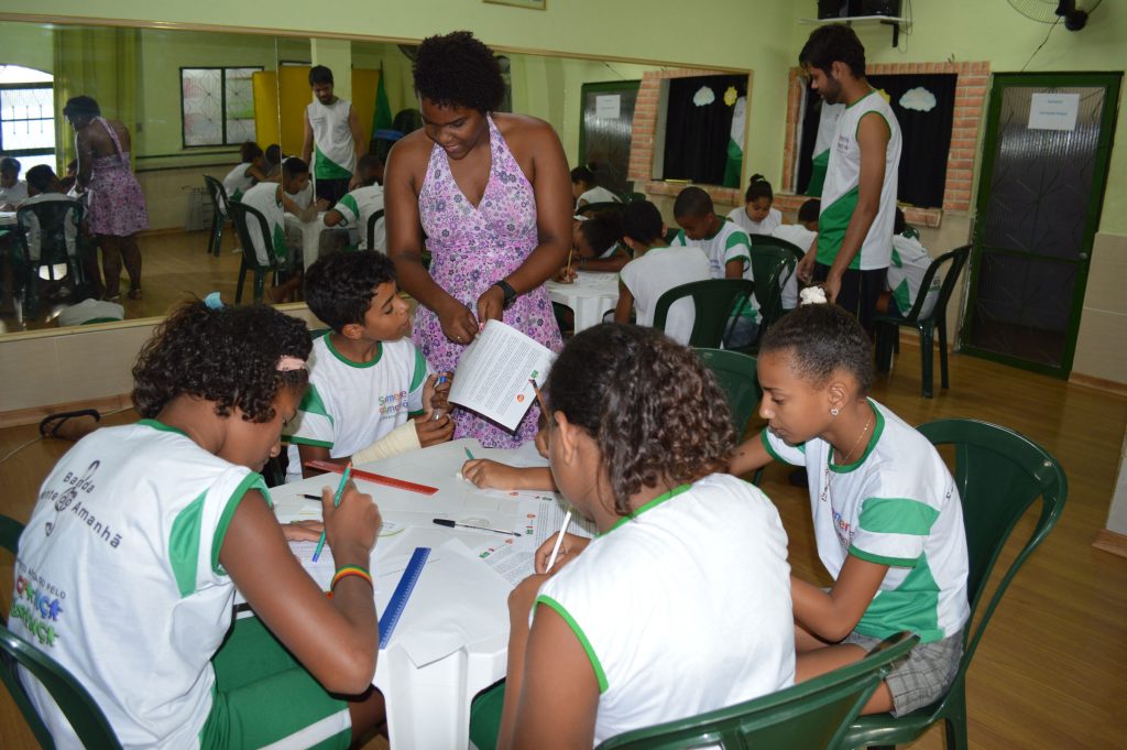 A citizenship class run for local youth by Semente do Amanha