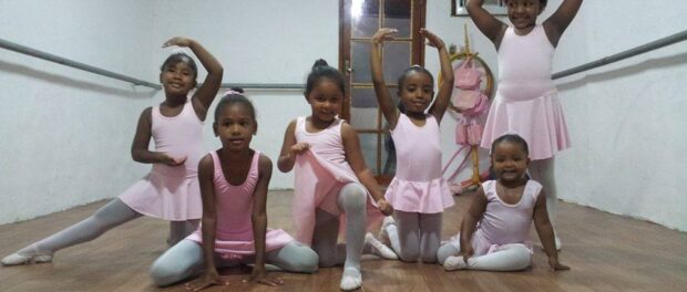 CDD Acontece promotes positive community initiatives, such as the local ballet school providing classes for adults and children. Photo from CDD Acontece Facebook page