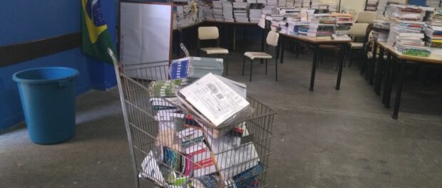 Students found tens of thousands of new books that had not been distributed in Amaro school, Largo do Machado